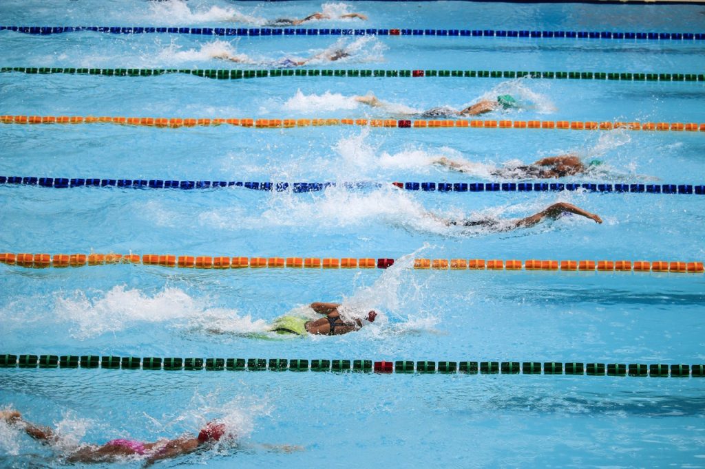 Nuotatori in corsia durante un allenamento in piscina