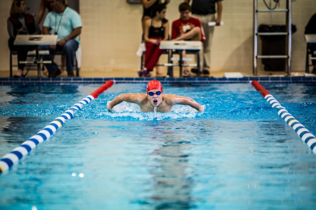 Corsie vuote in una piscina per il nuoto