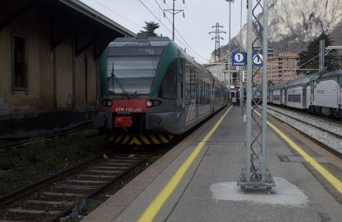 Treno ATR 125 fermo alla stazione di Lecco