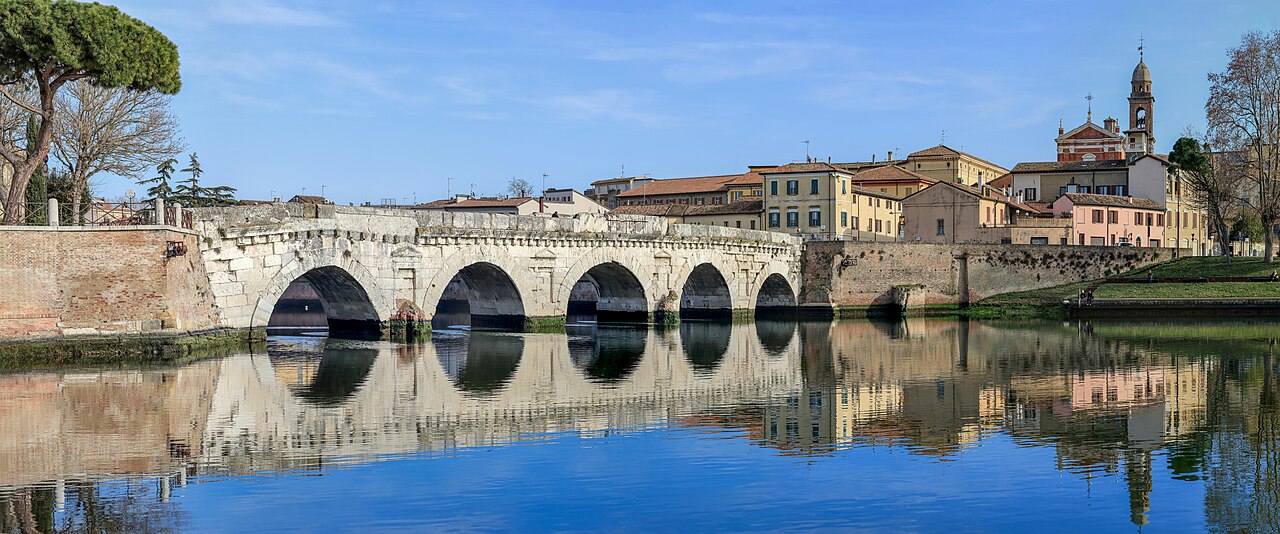 Ponte di Tiberio e centro storico di Rimini