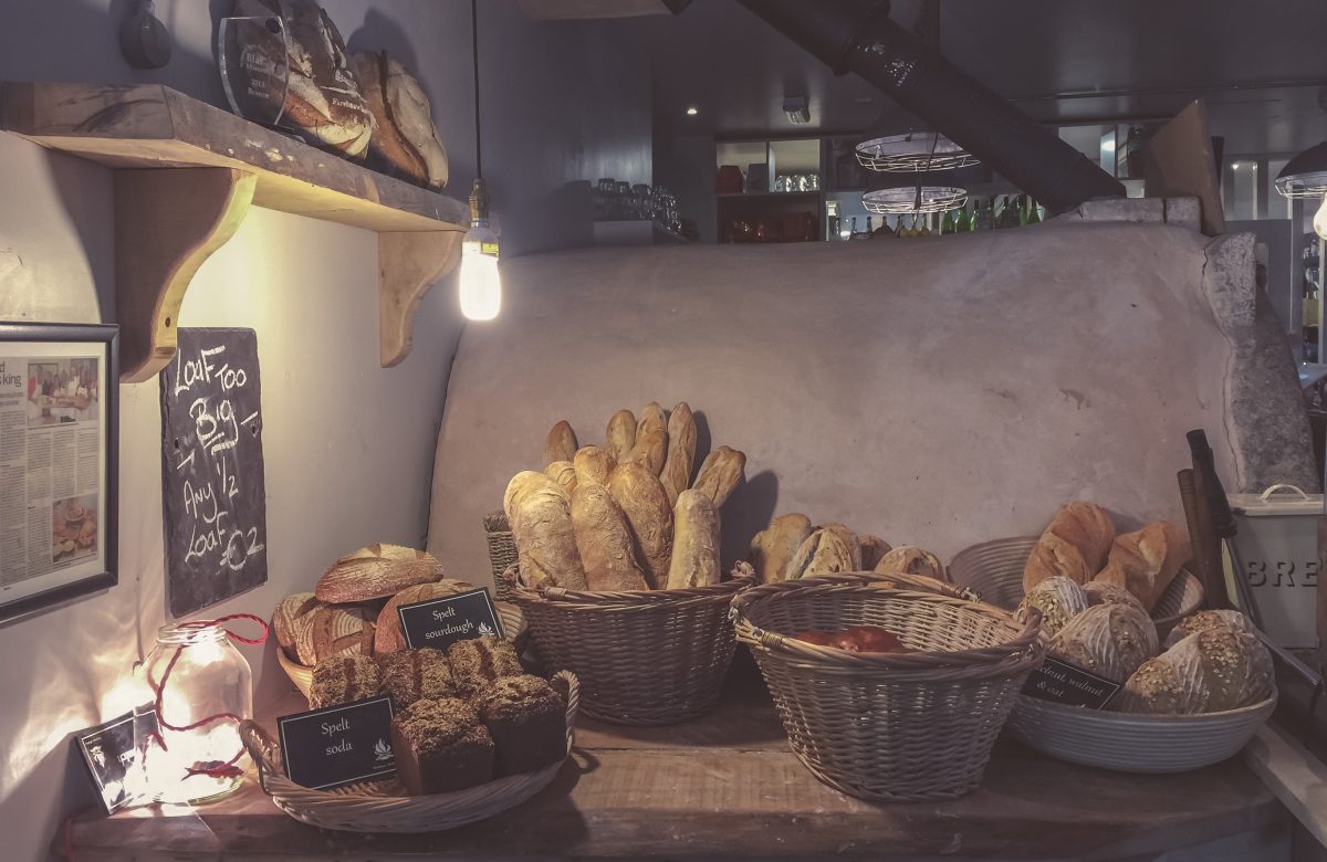 Pagnotte e baguette su un banco di panetteria