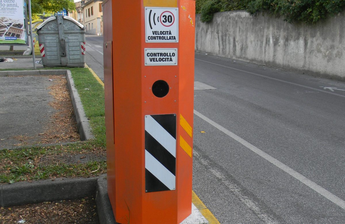 Autovelox arancione su una strada in Italia