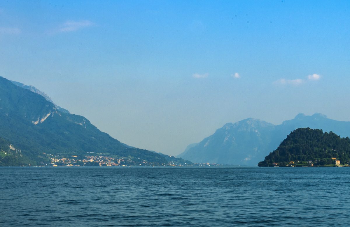 Bellagio e Lago di Como visti dal traghetto tra Menaggio e Varenna