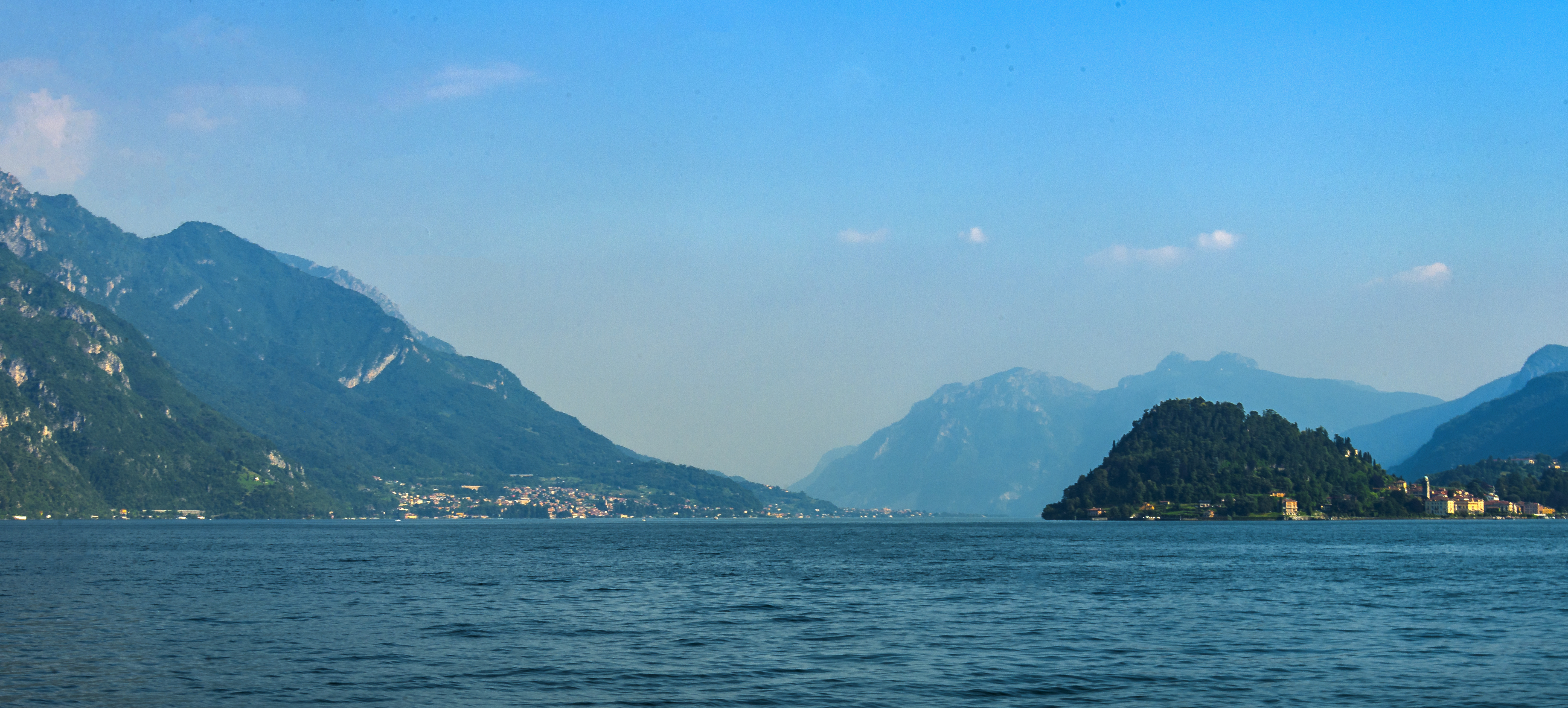 Bellagio e Lago di Como visti dal traghetto tra Menaggio e Varenna