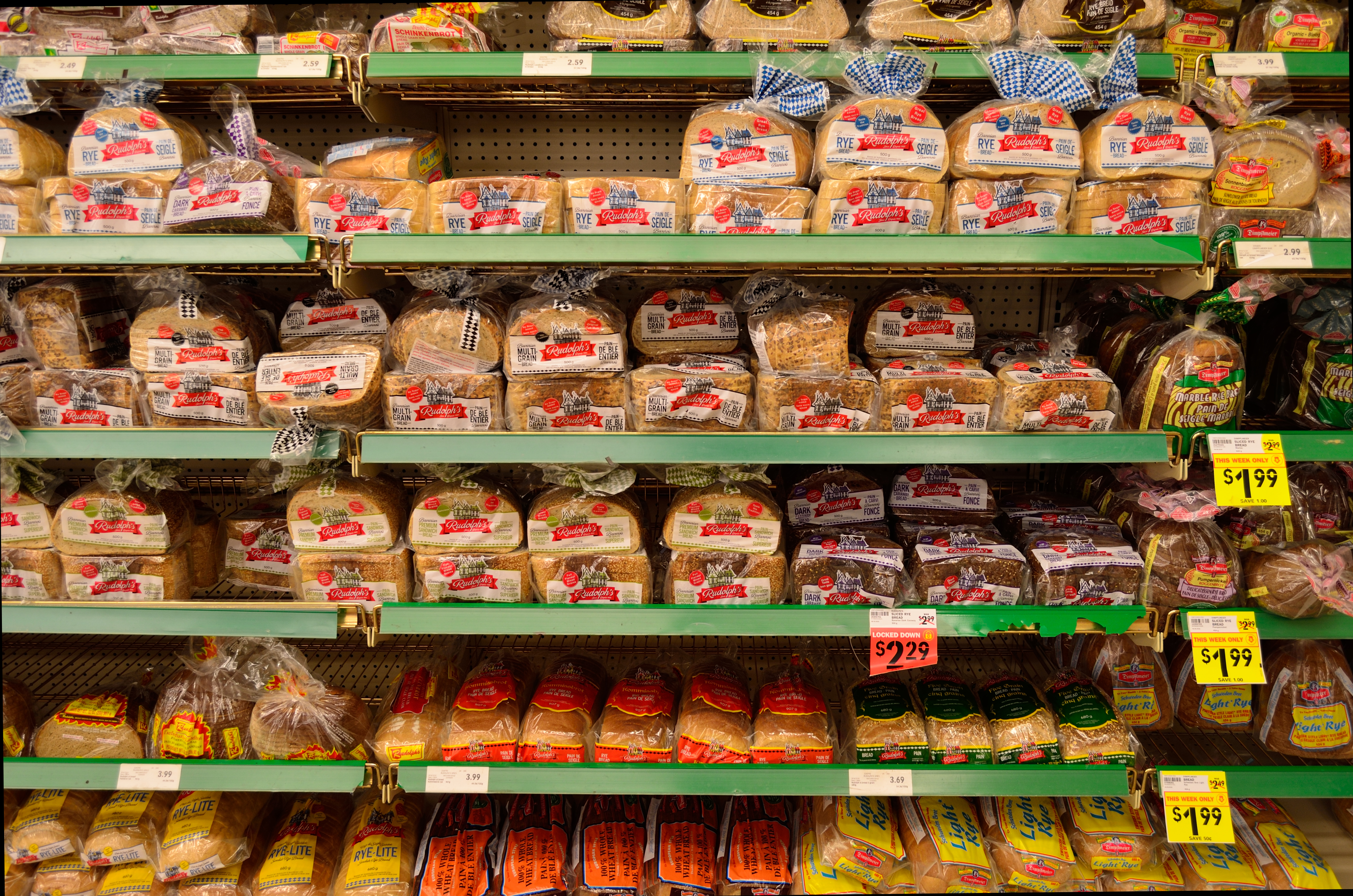 Pane confezionato ed esposto nel reparto di un supermercato