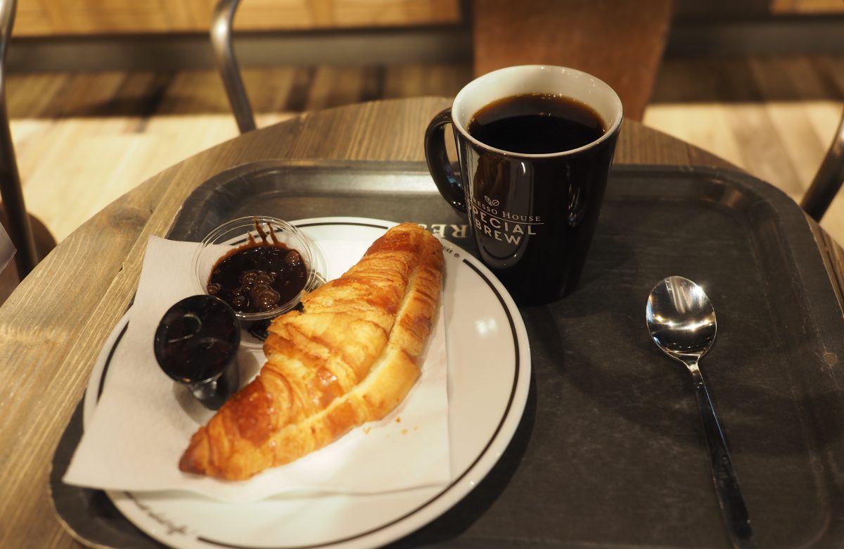 Croissant e caffè su un tavolo, immagine generica