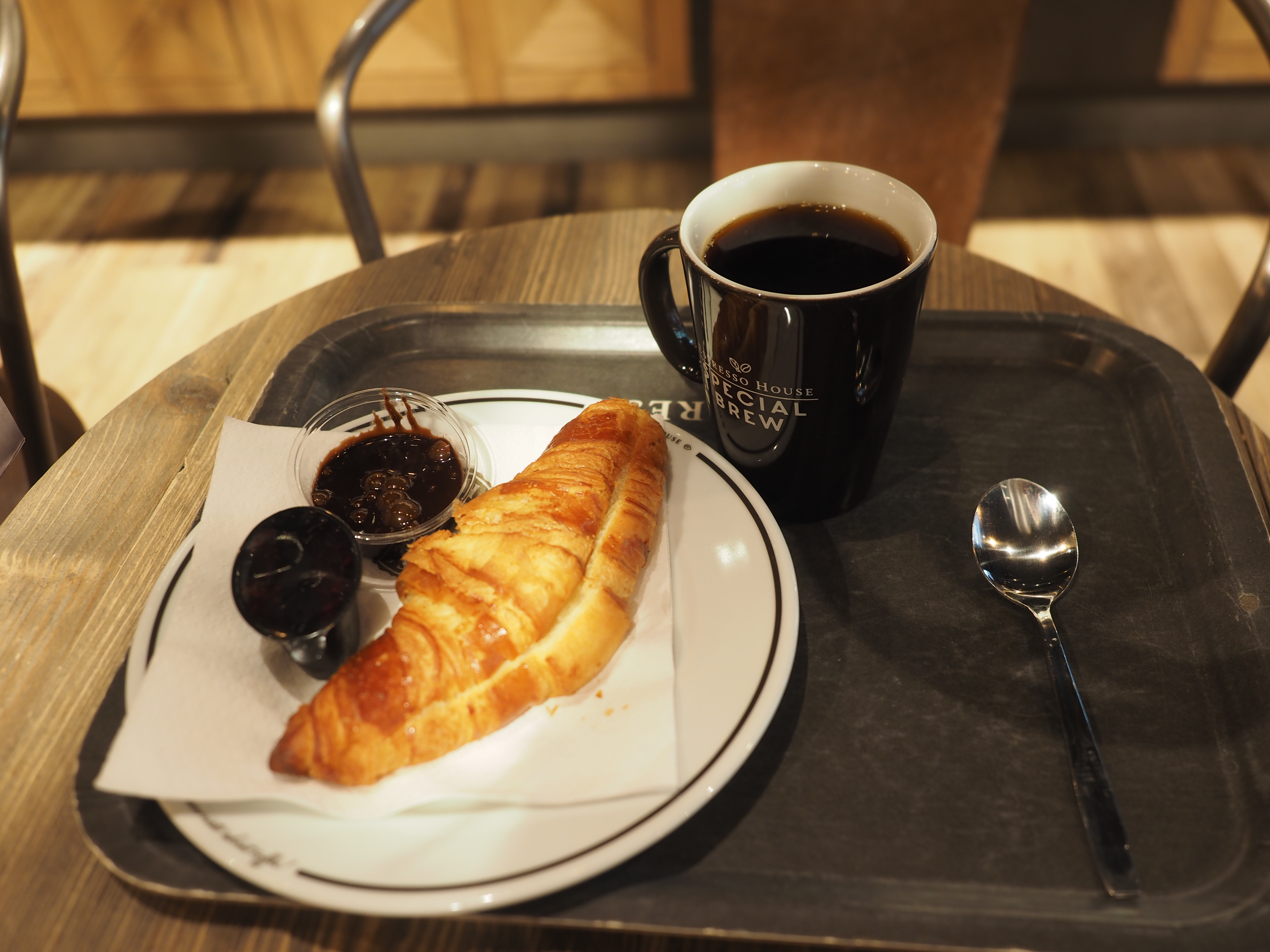 Croissant e caffè su un tavolo, immagine generica