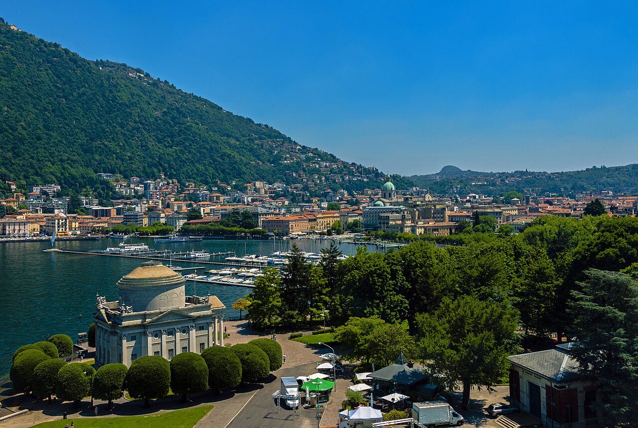 Vista del lungolago di Como dal Monumento ai Caduti