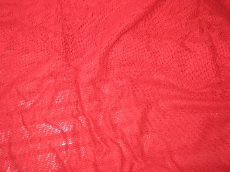 Tessuto di tulle rosso in dettaglio