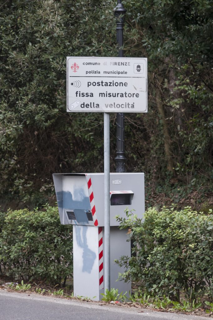 Autovelox fisso a Firenze con segnale di controllo velocità