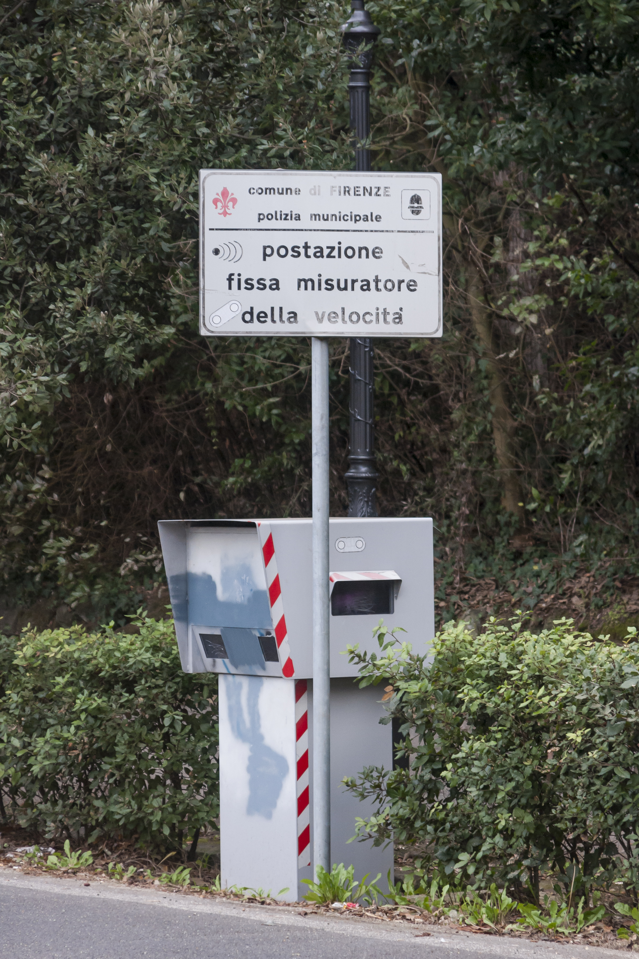 Autovelox fisso a Firenze con segnale di controllo velocità
