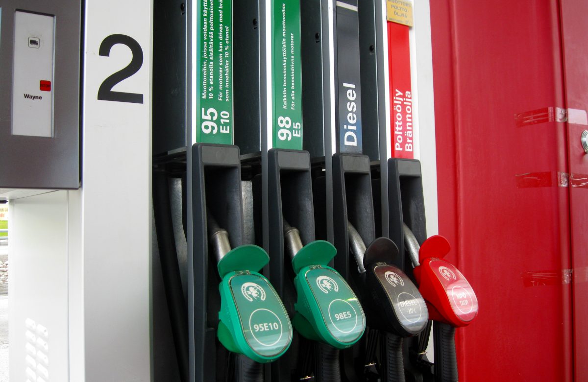 Erogatori di carburante in primo piano