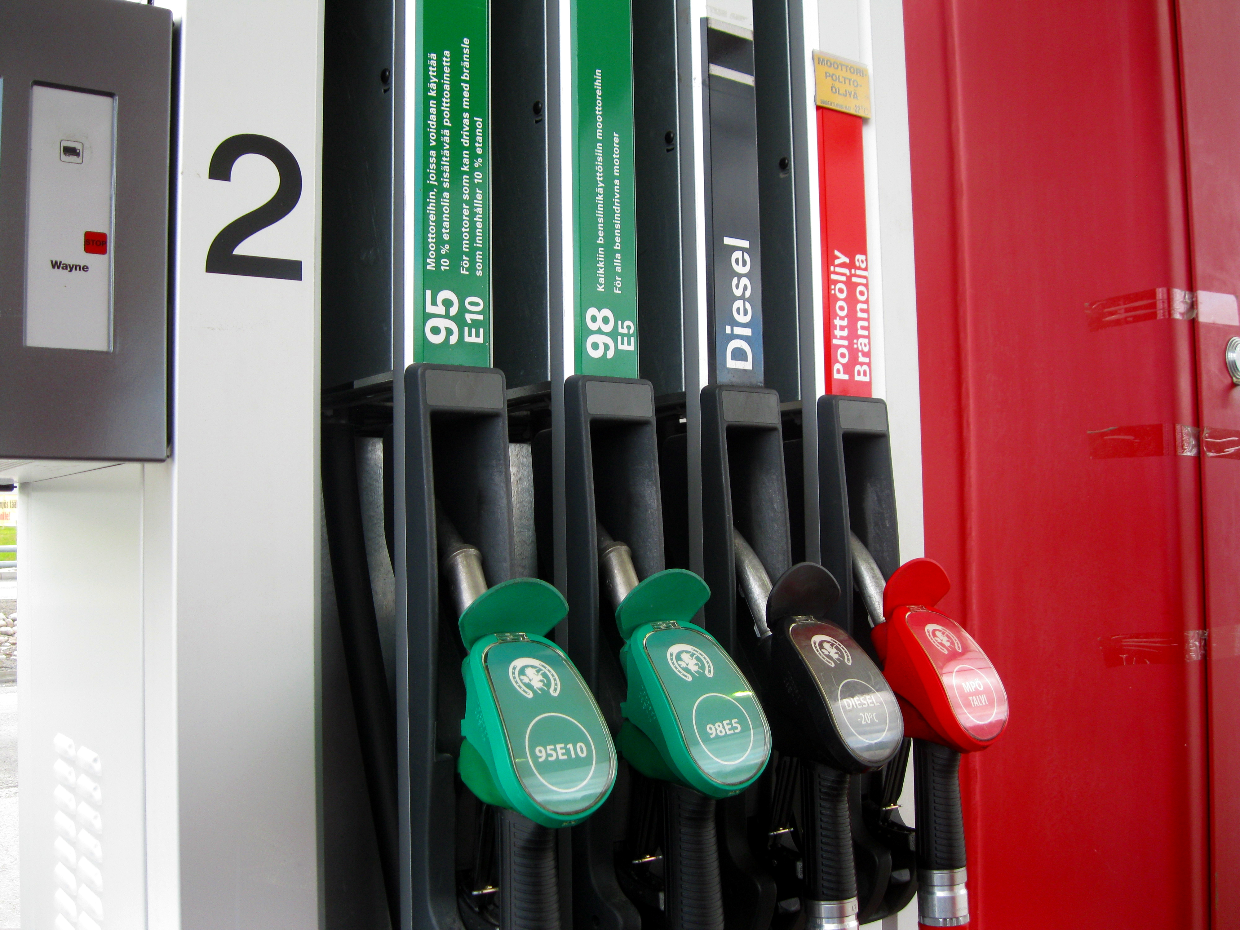 Erogatori di carburante in primo piano
