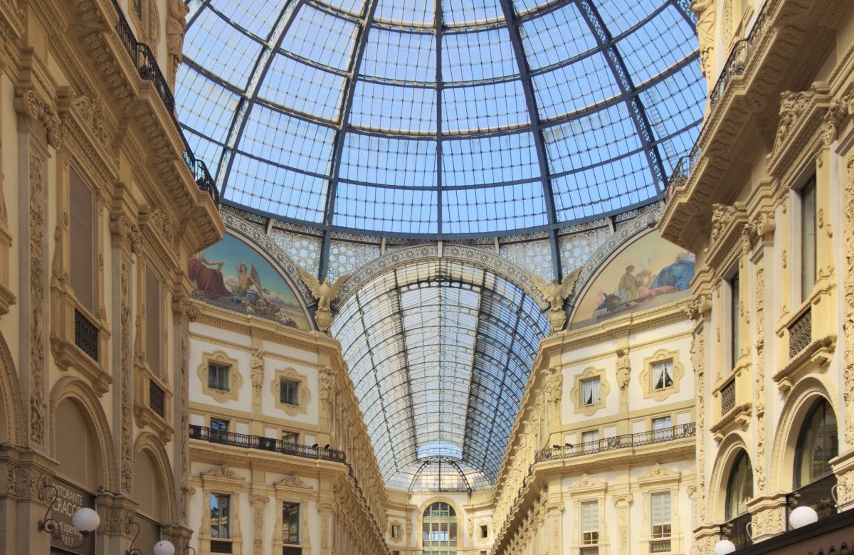Interno della Galleria Vittorio Emanuele II a Milano con la cupola in vetro