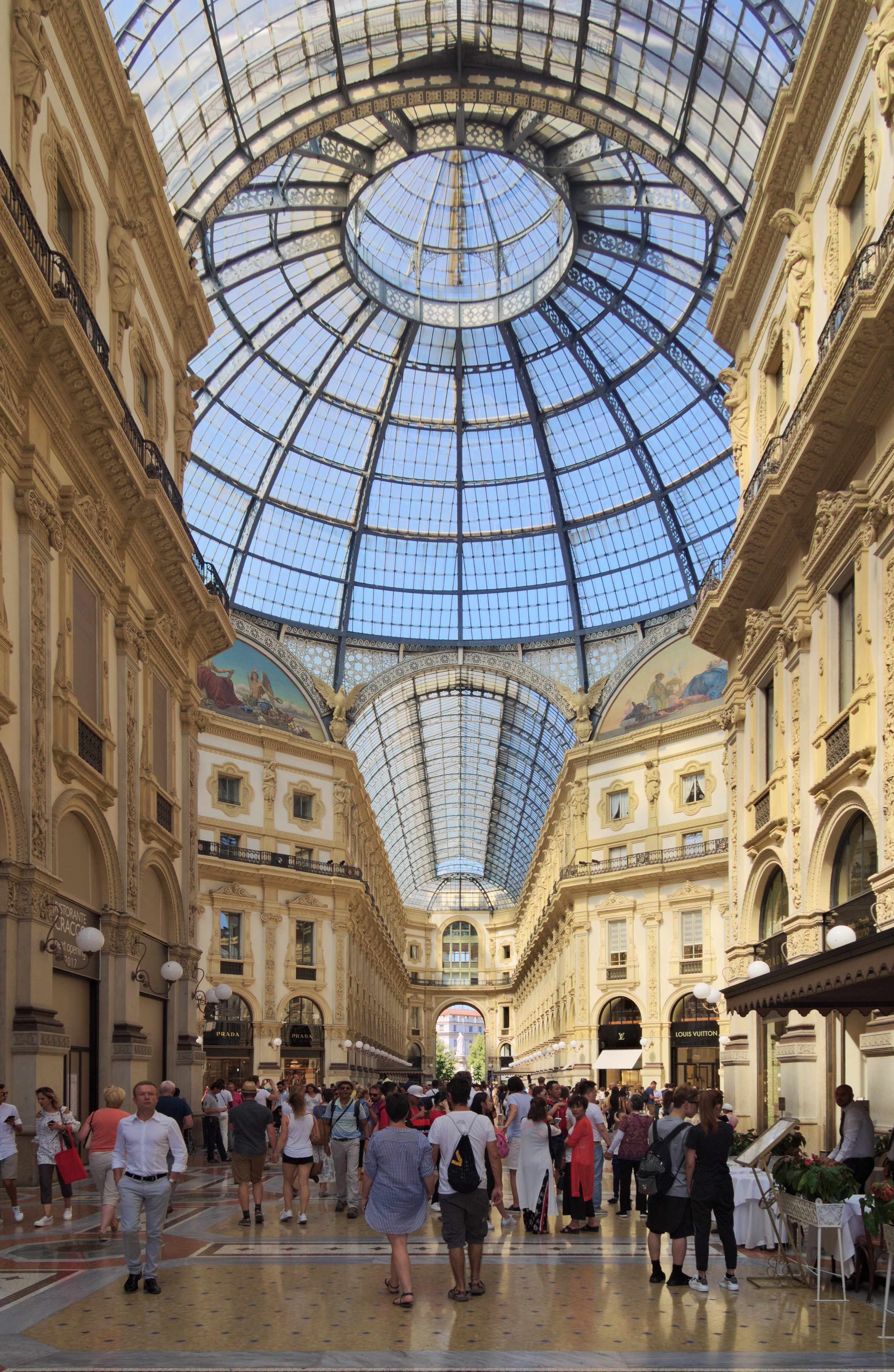 Interno della Galleria Vittorio Emanuele II a Milano con la cupola in vetro