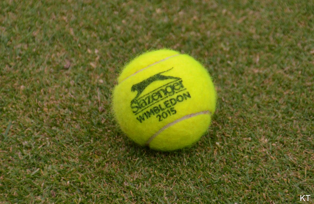 Palline da tennis su un campo in erba