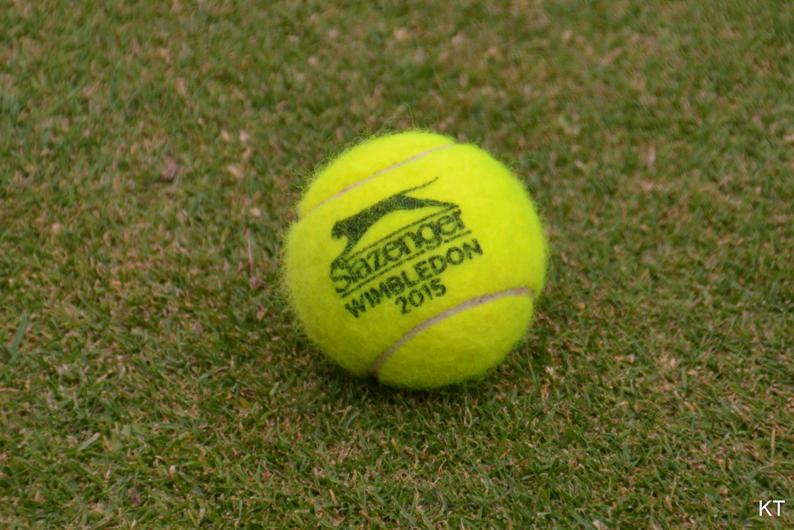 Palline da tennis su un campo in erba