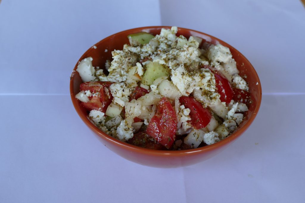 Insalata con feta in una ciotola