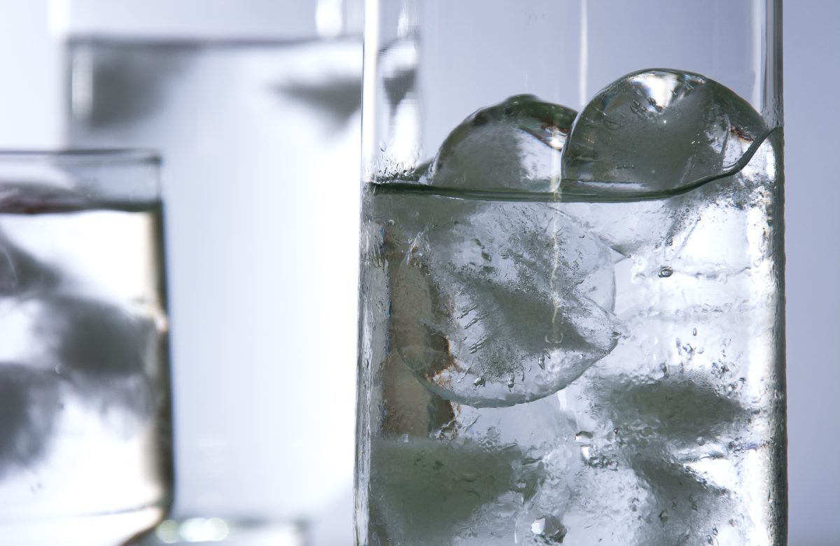 Cubetti di ghiaccio in acqua, immagine generica