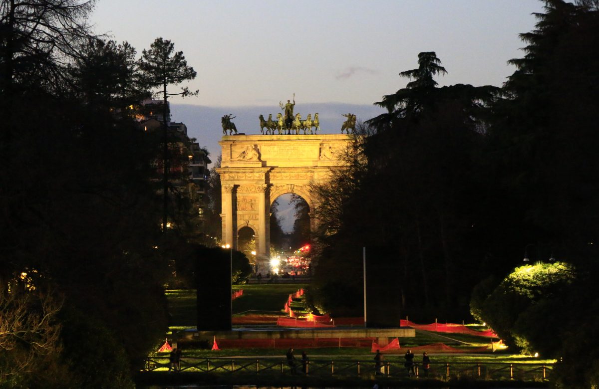 Parco Sempione a Milano con Arco della Pace sullo sfondo
