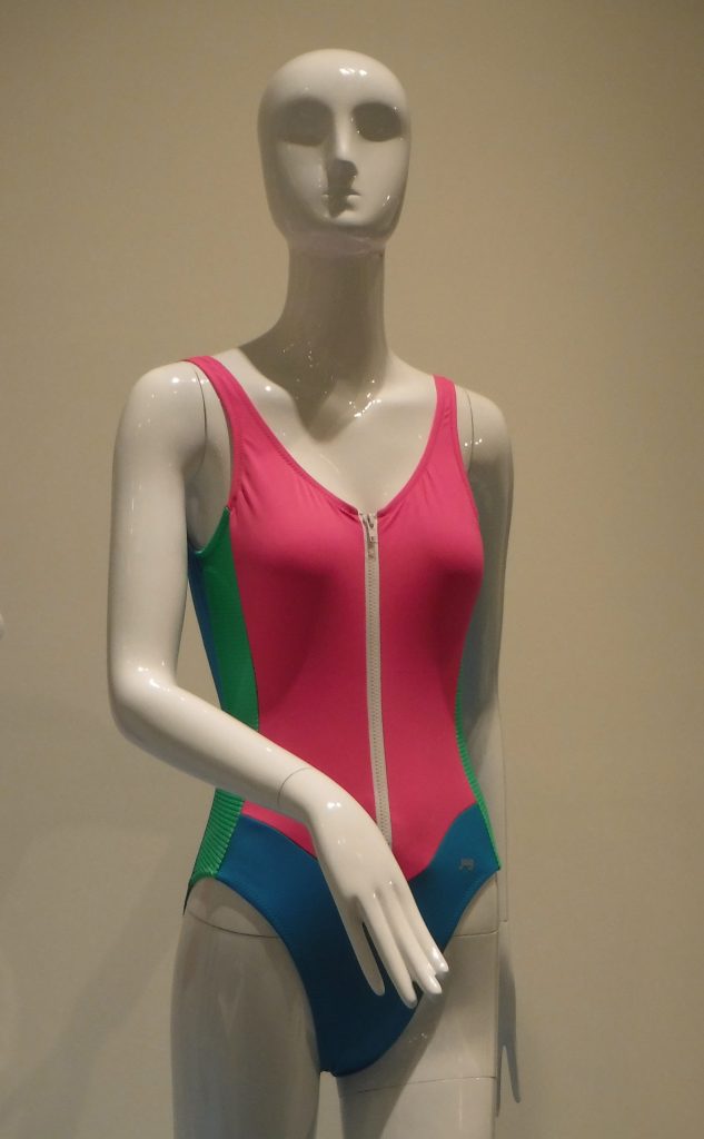 Costume da bagno esposto in museo su manichino