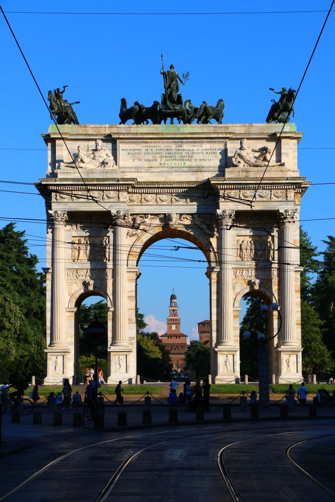 Arco della Pace a Milano con Castello Sforzesco sullo sfondo