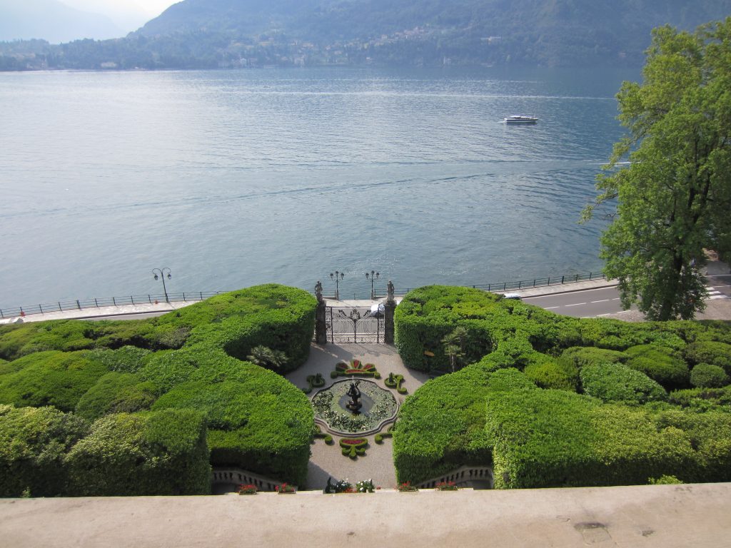Vista sul Lago di Como dal giardino di Villa Carlotta