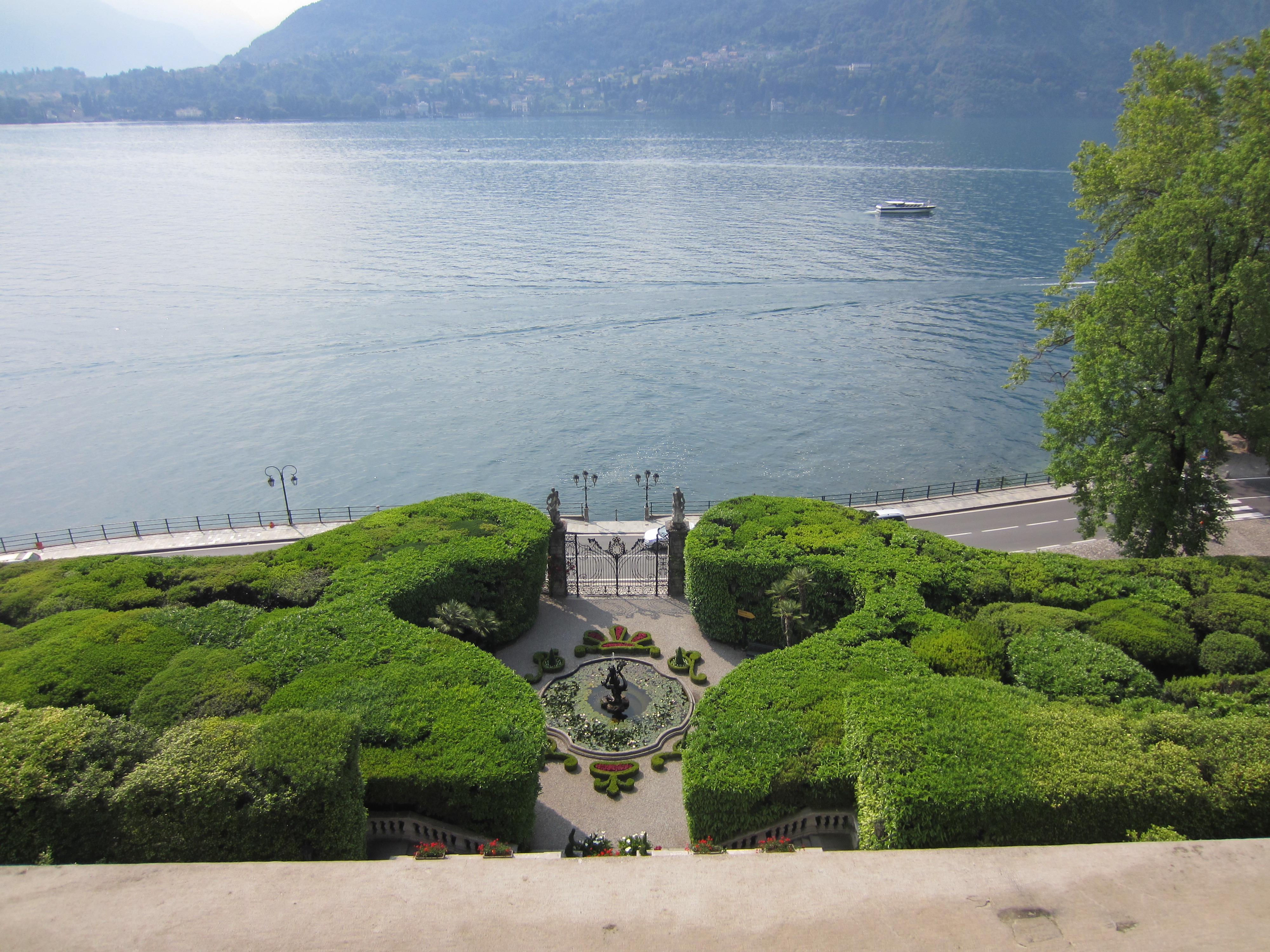 Vista sul Lago di Como dal giardino di Villa Carlotta