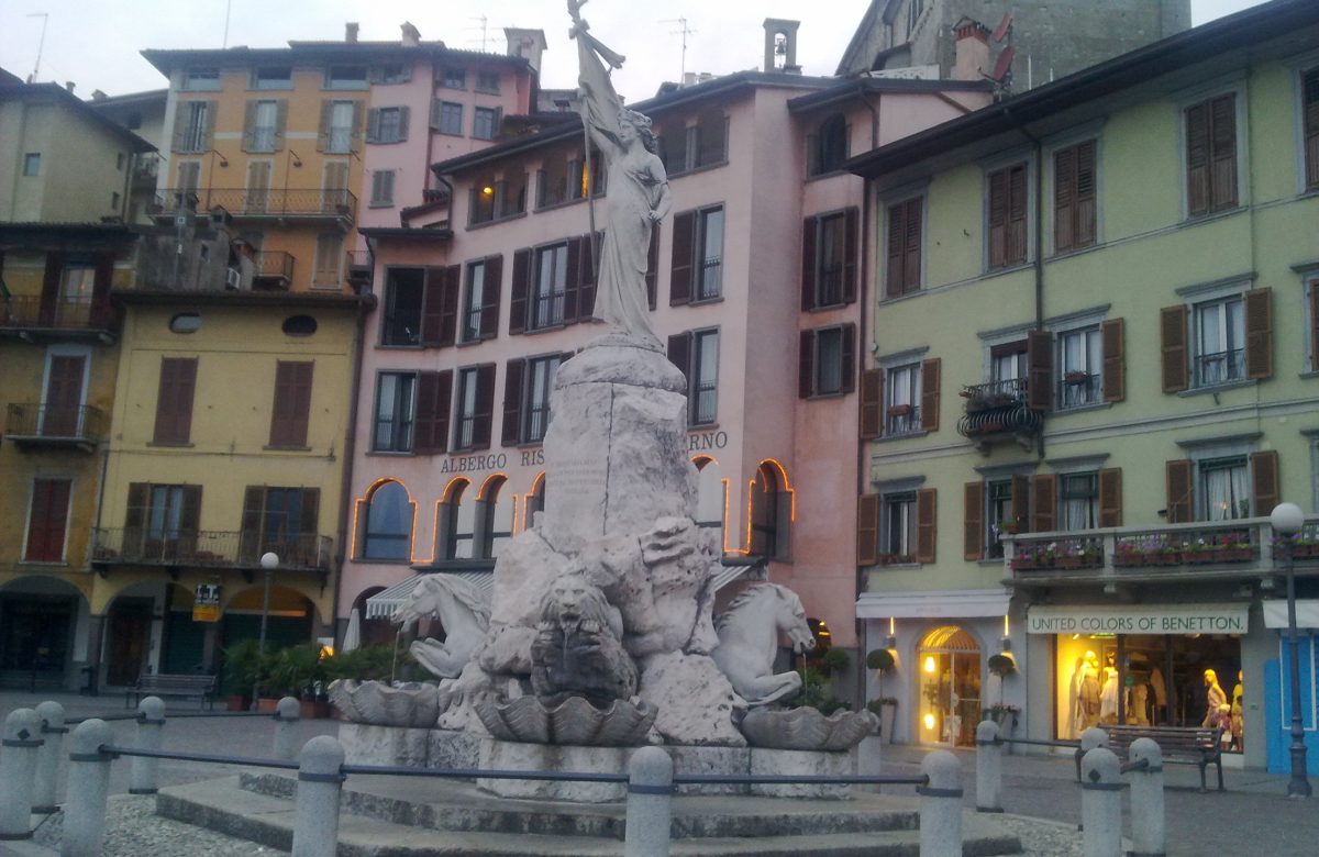 Piazza XIII Martiri a Lovere, sede del Lovere Lake Street Food
