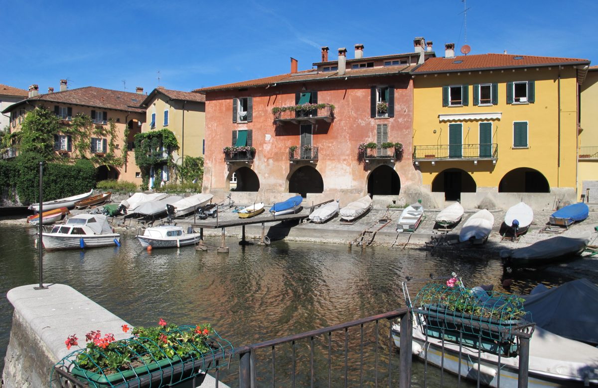 Mandello del Lario visto dal lago