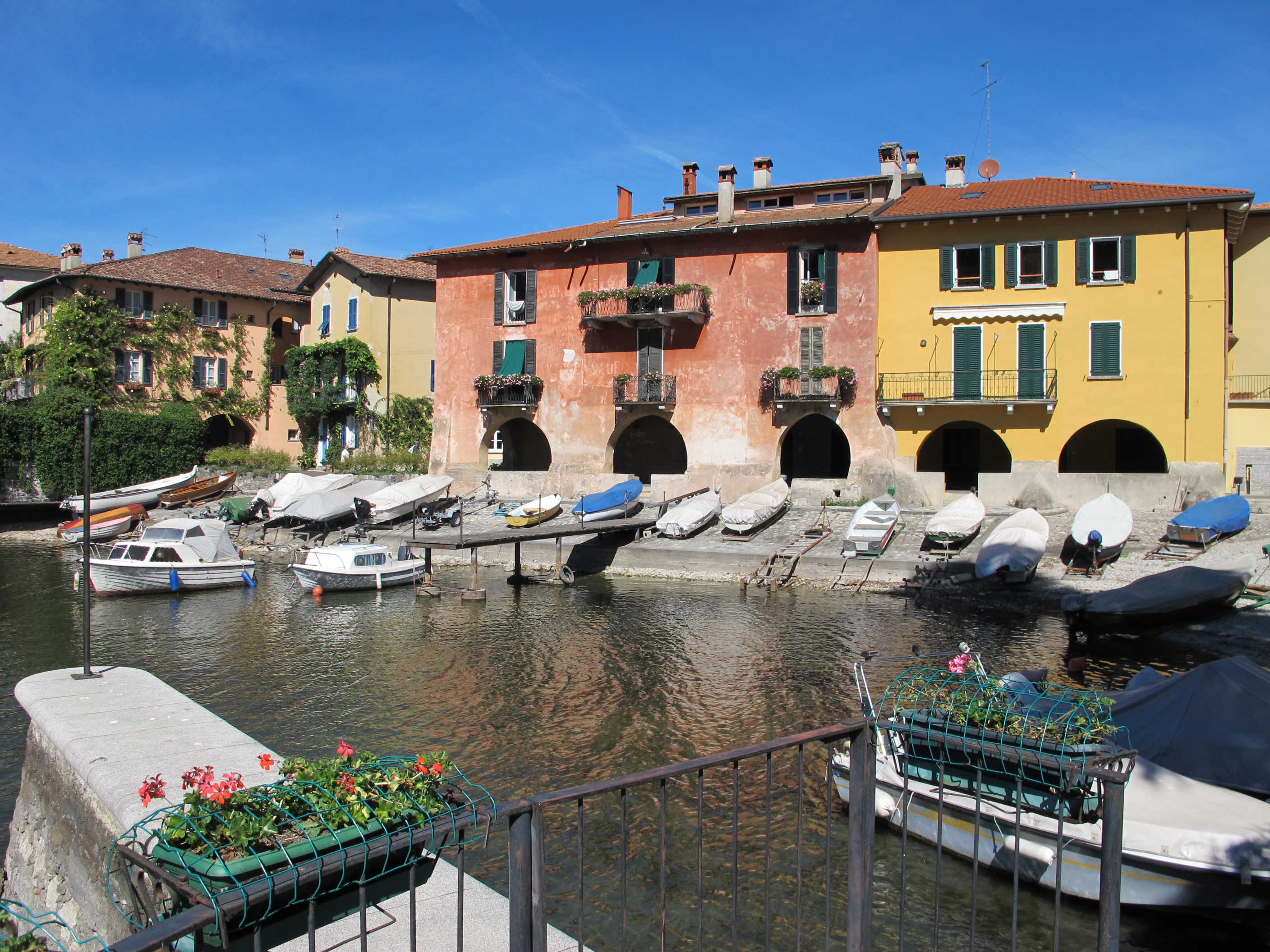 Mandello del Lario visto dal lago