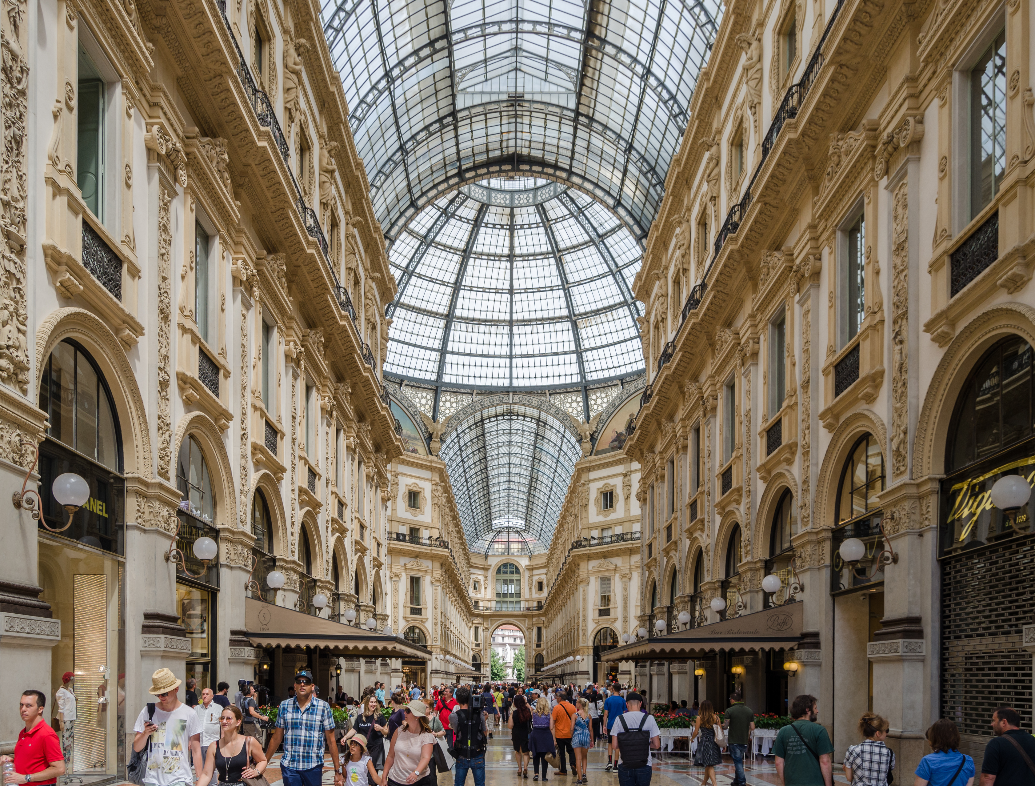 Vista interna della Galleria Vittorio Emanuele II a Milano