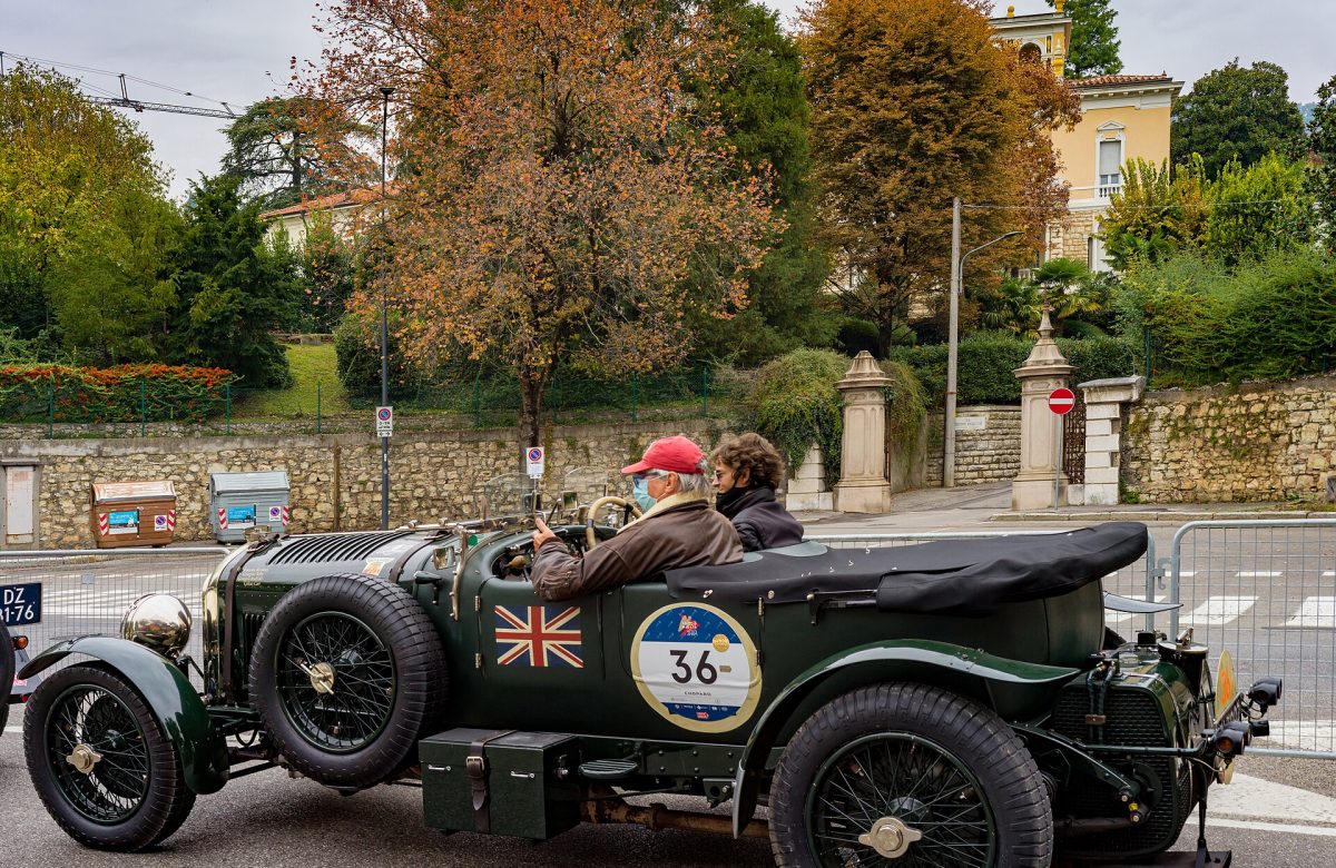Auto storica alla 1000 Miglia a Brescia
