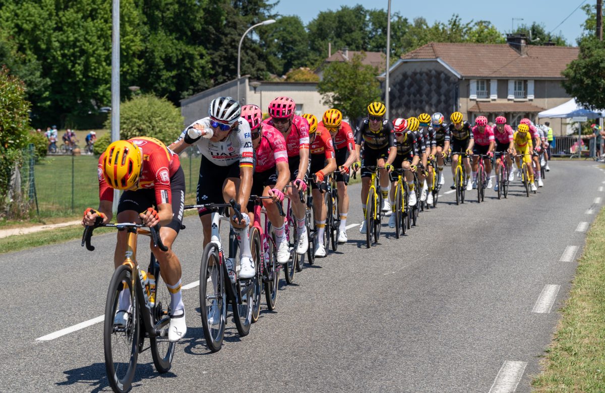 Peloton del Tour de France su una strada durante una tappa