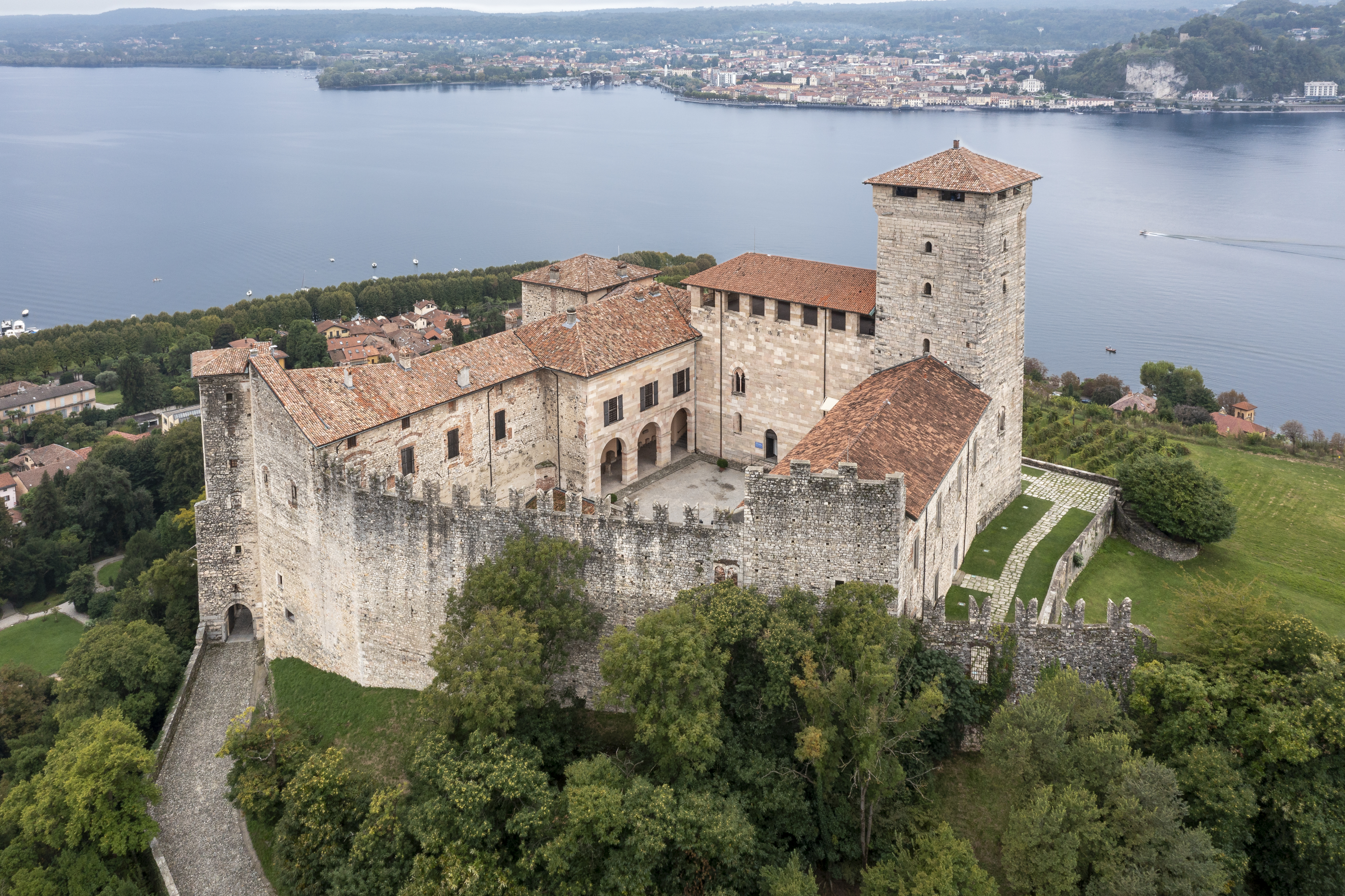 Rocca di Angera affacciata sul Lago Maggiore