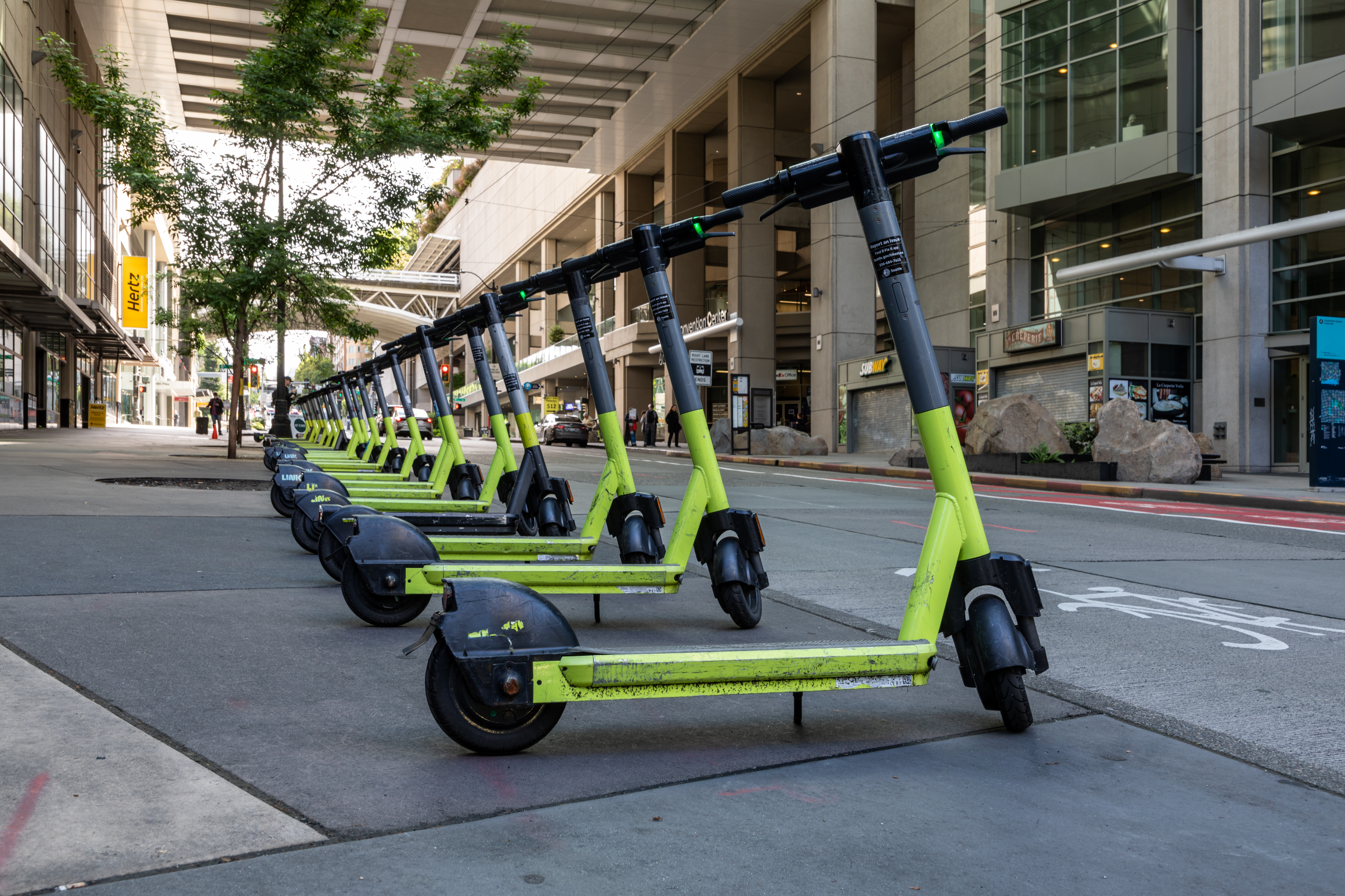 Monopattino elettrico su strada urbana