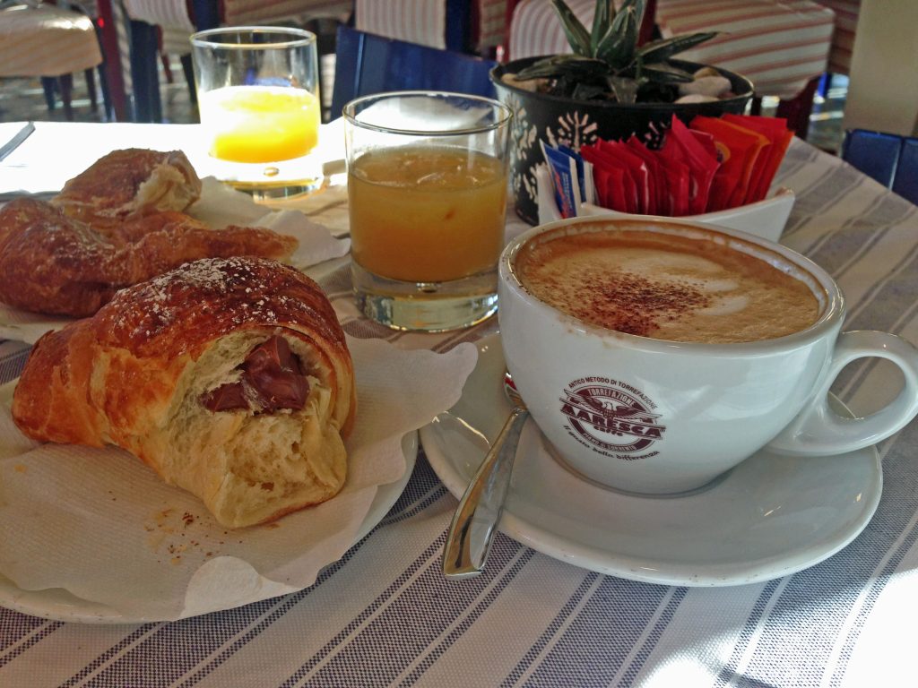 Croissant e caffè a colazione, immagine generica
