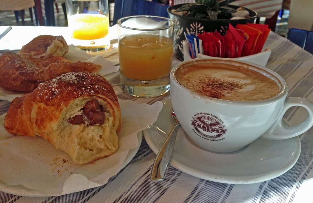 Croissant e caffè a colazione, immagine generica