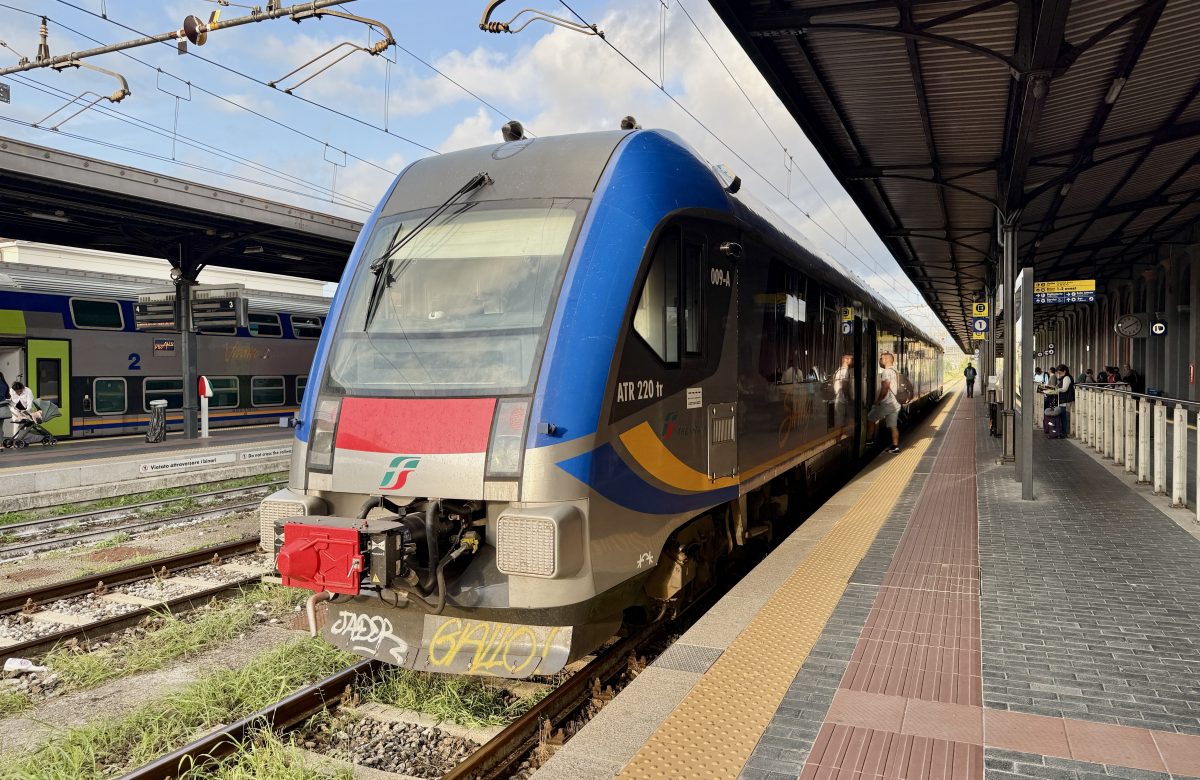 Treno regionale Trenitalia fermo alla stazione di Lucca