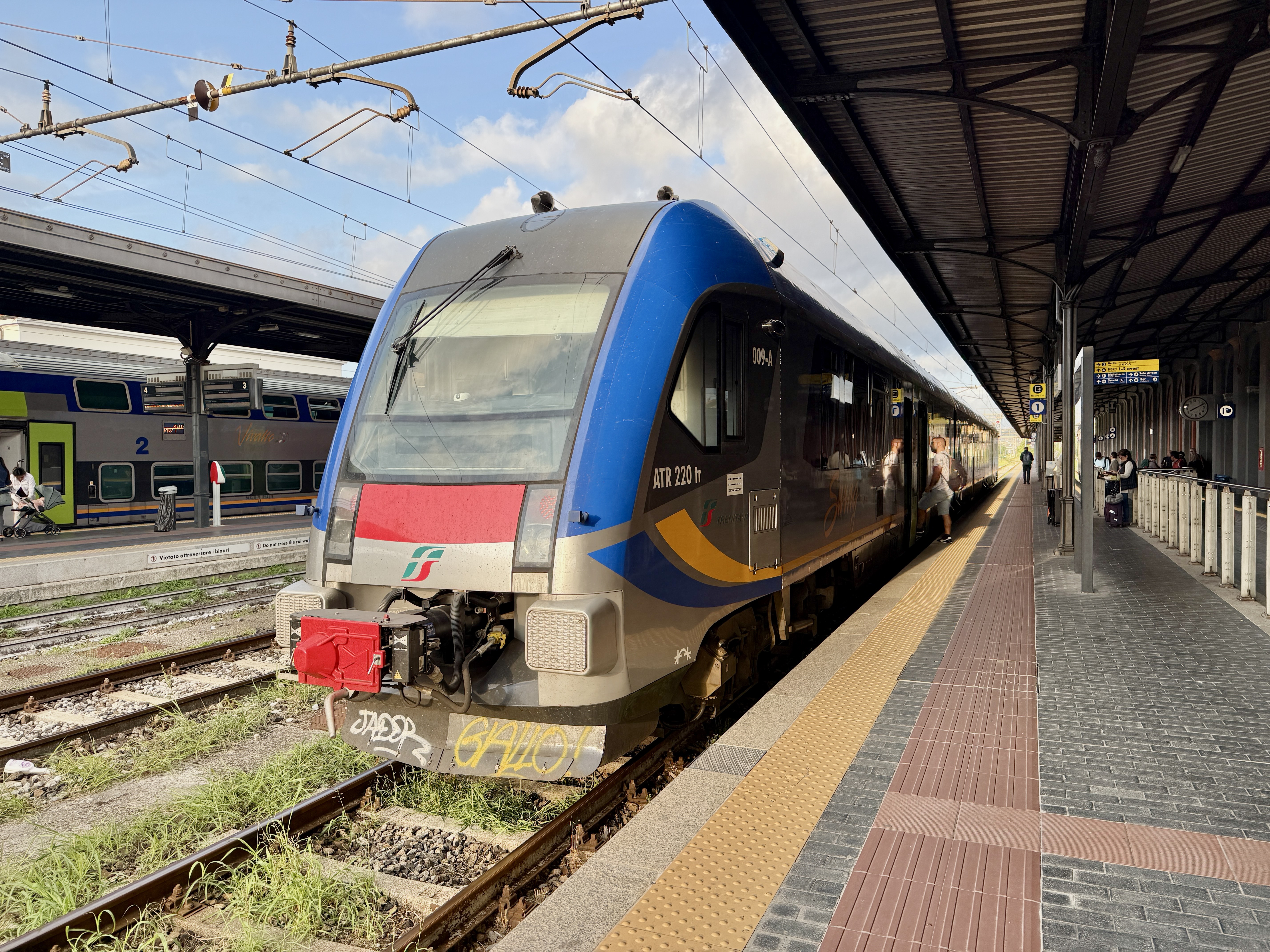 Treno regionale Trenitalia fermo alla stazione di Lucca