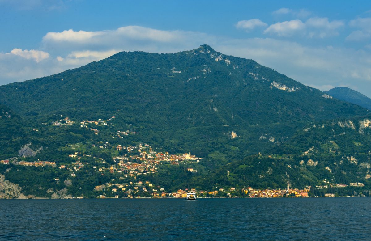 Varenna vista da un traghetto nel porto di Menaggio sul Lago di Como
