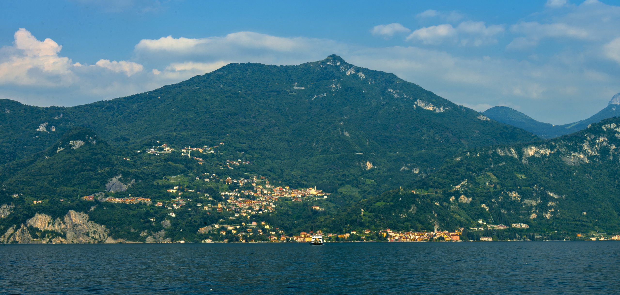 Varenna vista da un traghetto nel porto di Menaggio sul Lago di Como