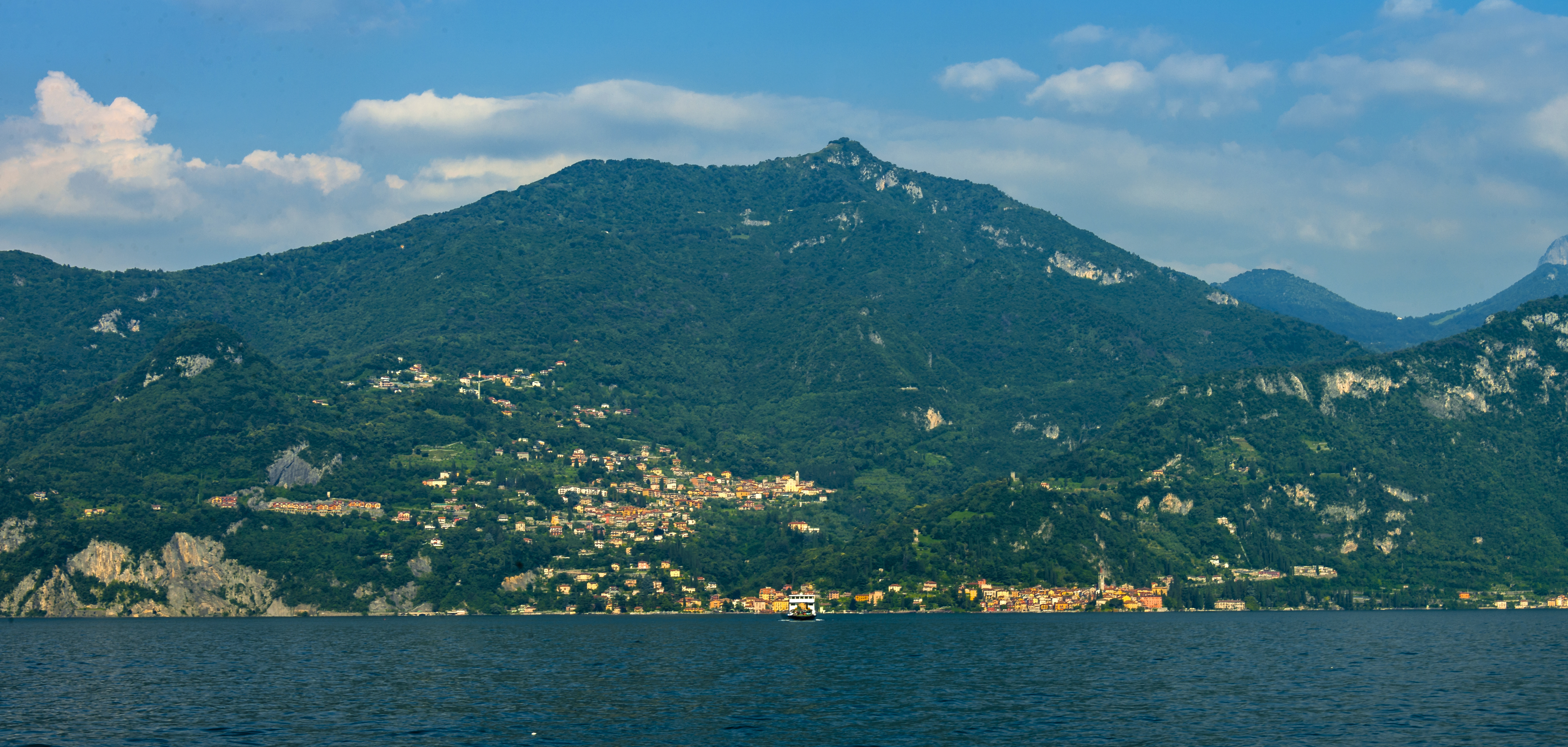 Varenna vista da un traghetto nel porto di Menaggio sul Lago di Como