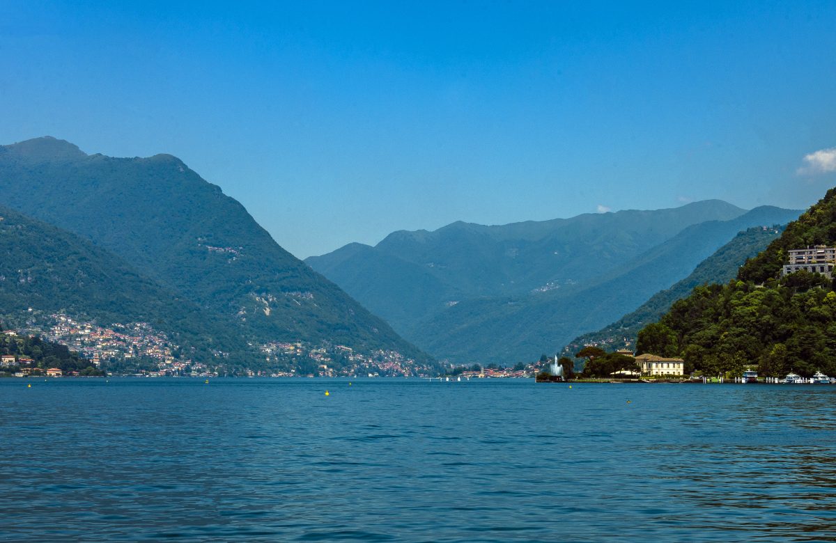 Vista del Lago di Como dalla passeggiata verso Villa Olmo