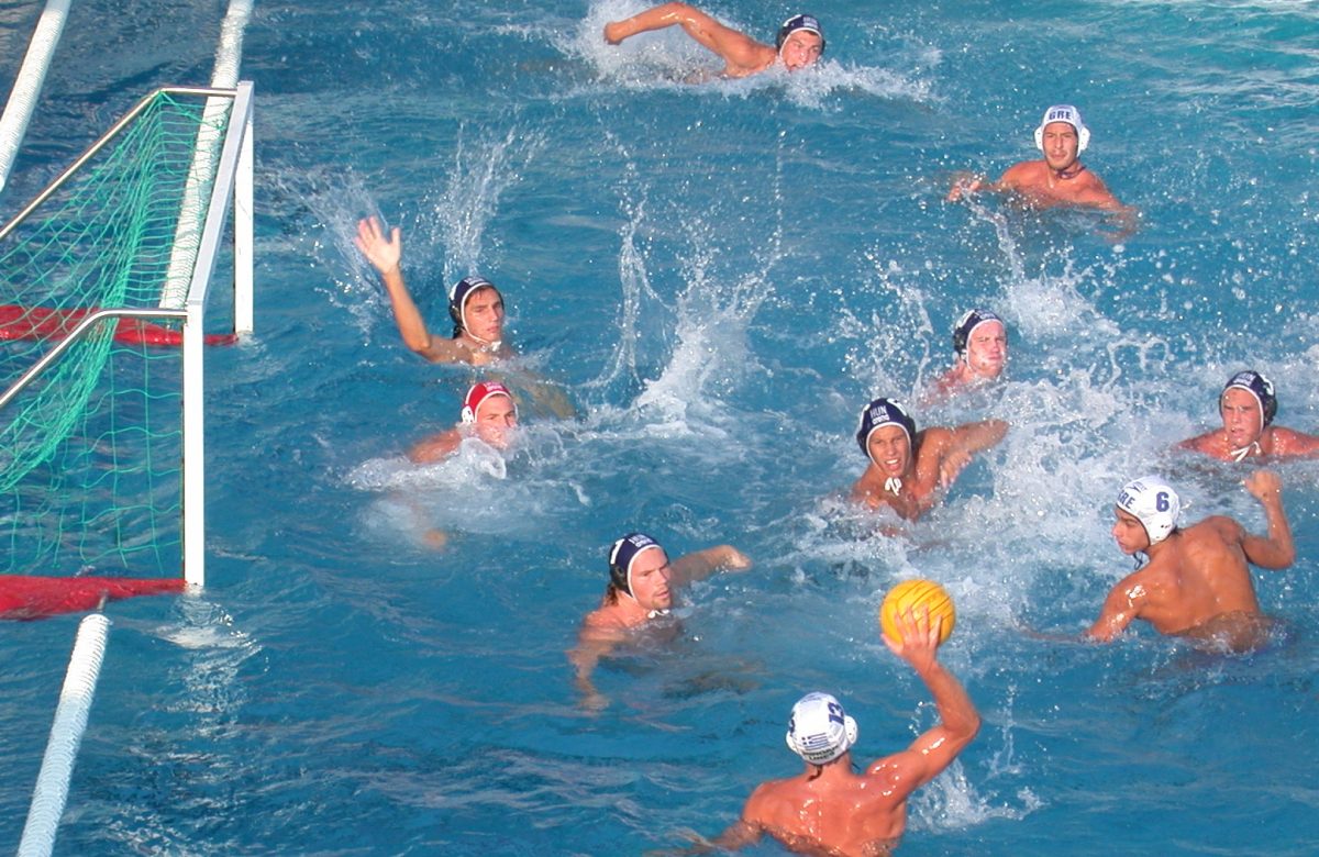 Azione di pallanuoto in piscina, immagine di contesto