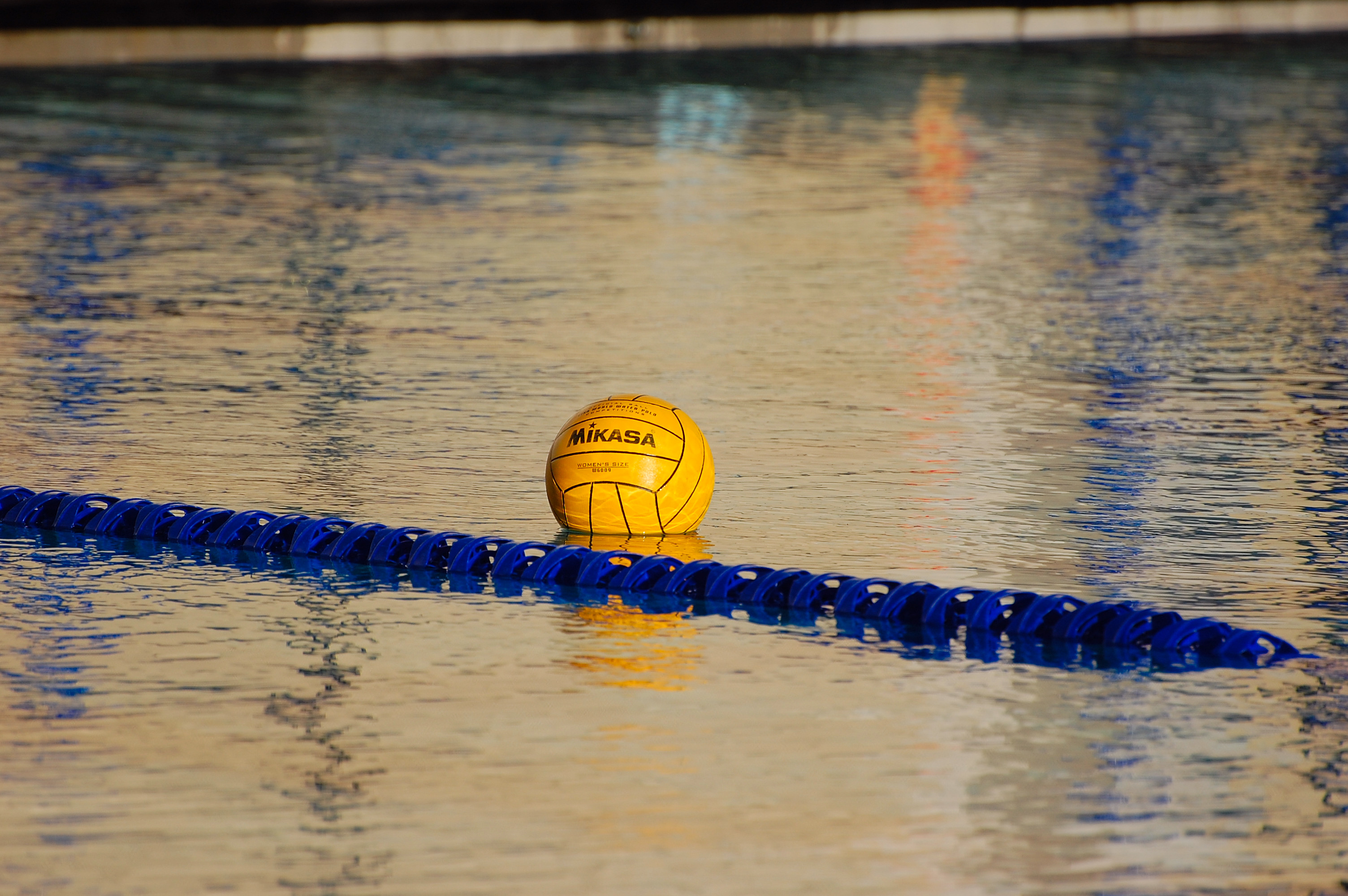 Palla da pallanuoto in piscina, immagine di contesto