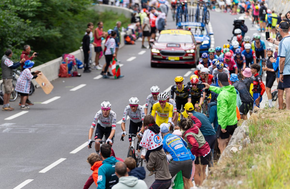 Gruppo del Tour de France con la maglia gialla in una tappa di montagna
