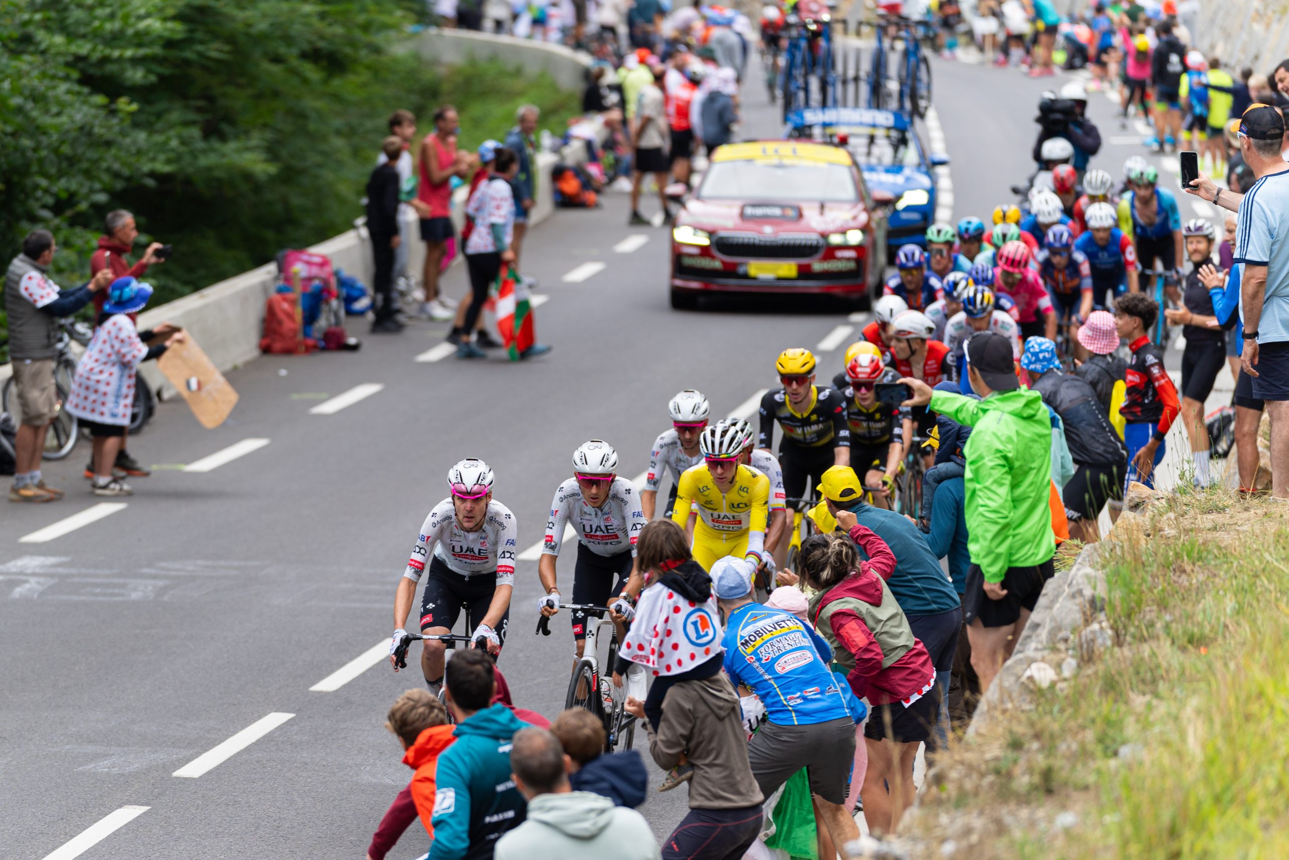 Gruppo del Tour de France con la maglia gialla in una tappa di montagna