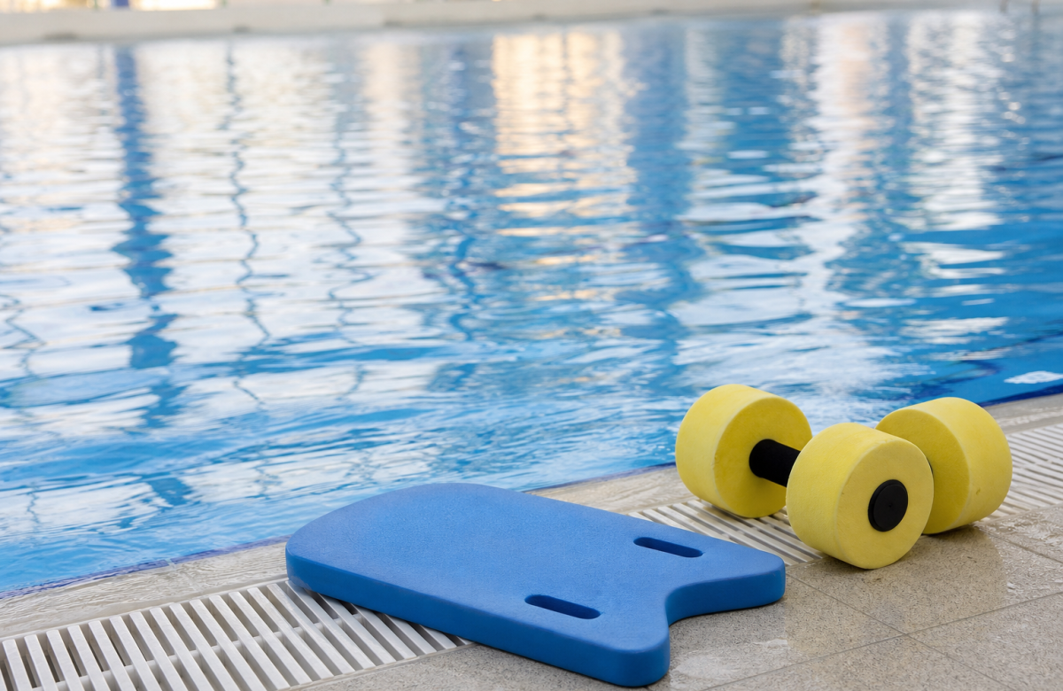 Tavoletta e manubri galleggianti a bordo piscina per fitness in acqua