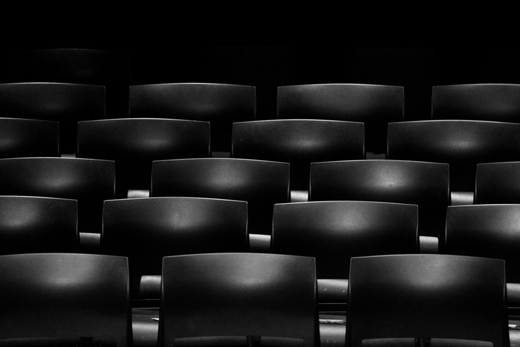 File di poltrone vuote in una sala cinema